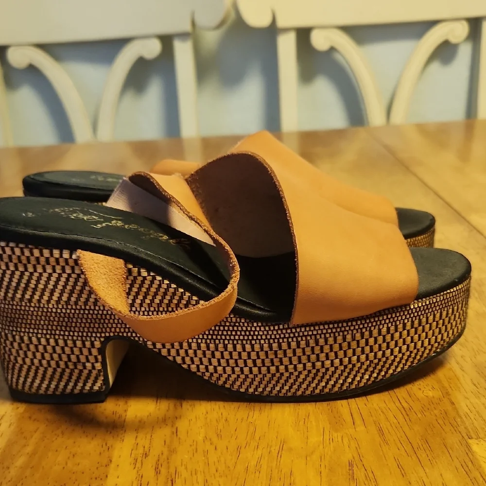 Free People Tan Platform Sandals - Picture 4 of 12